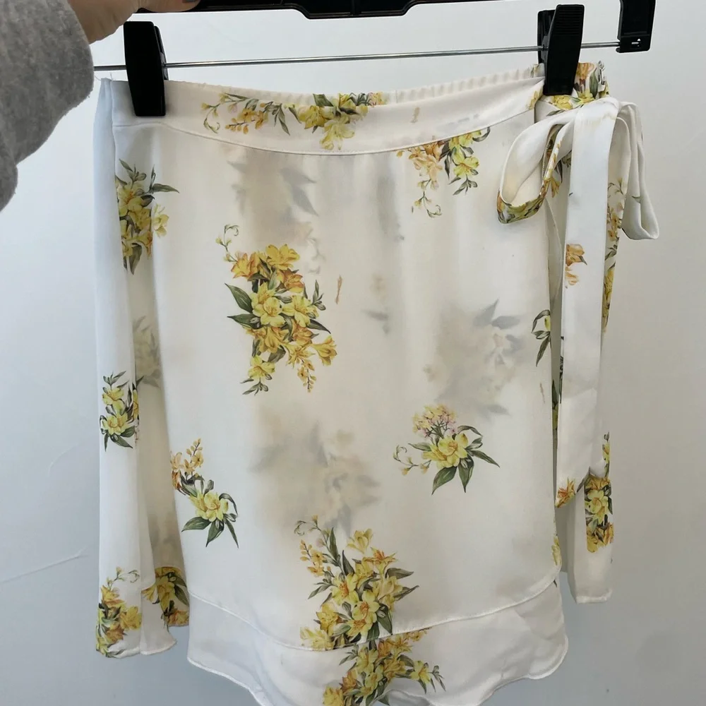 Show me your mumu set in “sunny side floral” - Picture 2 of 5